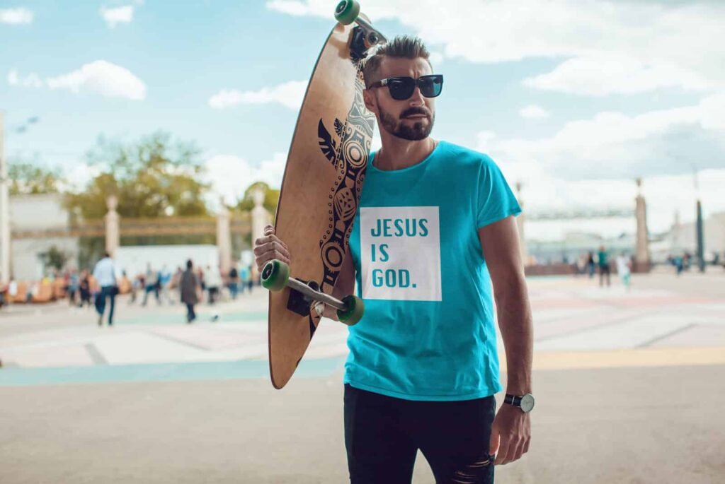 Christliche Kleidung mit Jesus is God - T-Shirt